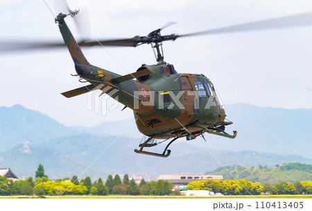 飛行する陸上自衛隊のヘリコプター UH-1J 110413405