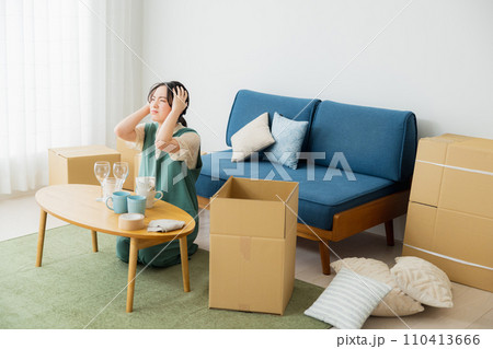 引越しの準備をする女性 引越しの準備をする女性 110413666