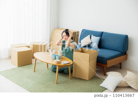 引越しの準備をする女性　　 110413667
