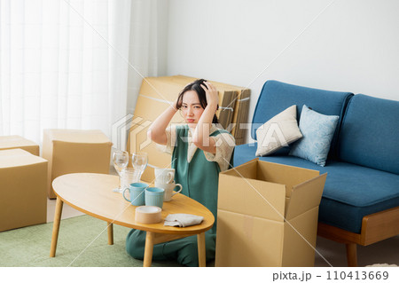 引越しの準備をする女性　　 110413669