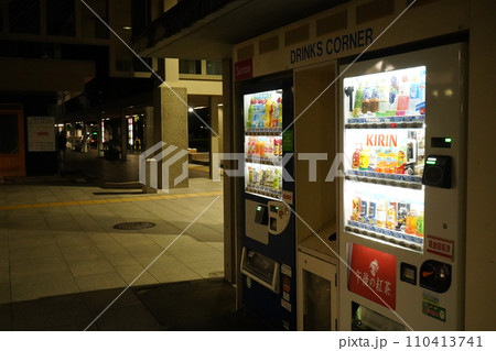 地方 夜 駅前のタクシープール 地方 夜 駅前のタクシープール 110413741