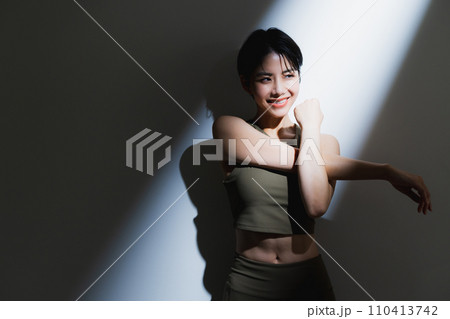 トレーニングウェアを着た女性　　　 110413742