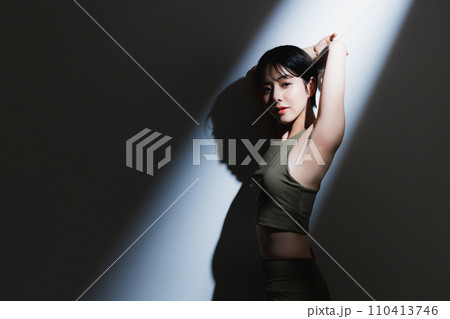 トレーニングウェアを着た女性 トレーニングウェアを着た女性 110413746