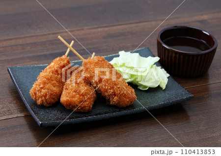 黒皿の串カツ_キャベツ添え 黒皿の串カツ_キャベツ添え 110413853