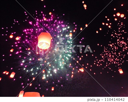 夜空に浮かぶ神秘的なランタン 110414042