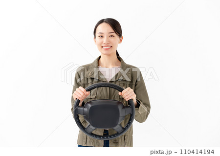 ハンドルを握る女性 ハンドルを握る女性 110414194