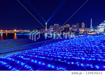 クリスマスシーズンの横浜港の海岸の夜景 110414221