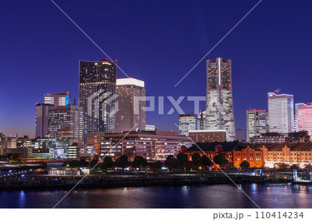 クリスマスシーズンの横浜港の海岸の夜景 クリスマスシーズンの横浜港の海岸の夜景 110414234