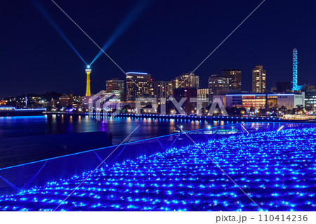 クリスマスシーズンの横浜港の海岸の夜景 クリスマスシーズンの横浜港の海岸の夜景 110414236