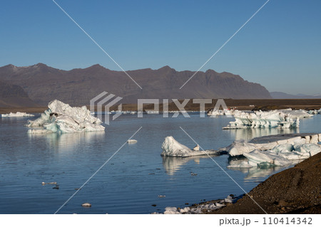 Floating pieces of glacier, Jokulsarlon, Iceland 110414342