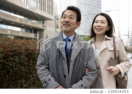 腕を組むミドル夫婦 110414353
