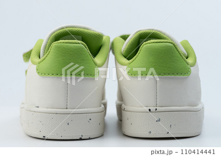 Pair of leather white with green shoes 110414441