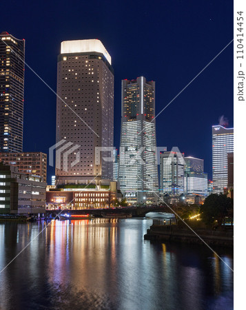 クリスマスシーズンの横浜みなとみらいの夜景 110414454