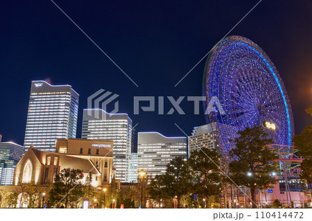 クリスマスシーズンの横浜みなとみらいの夜景 110414472