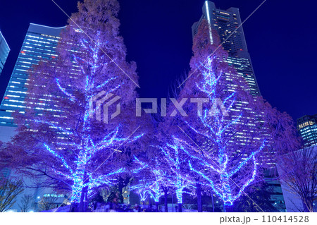 クリスマスシーズンの横浜みなとみらいの夜景 クリスマスシーズンの横浜みなとみらいの夜景 110414528
