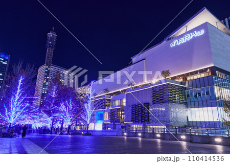 クリスマスシーズンの横浜みなとみらいの夜景 クリスマスシーズンの横浜みなとみらいの夜景 110414536