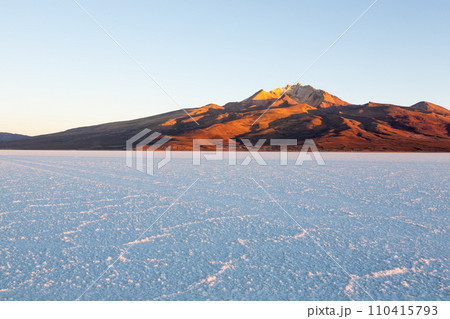 Salar de Uyuni,Cerro Tunupa view 110415793