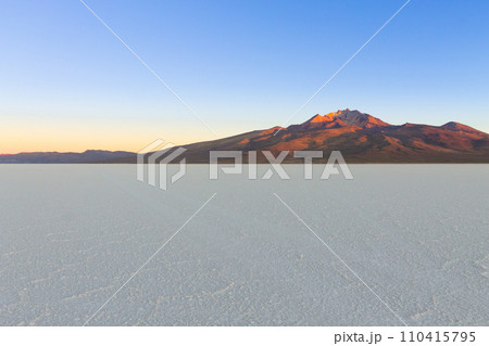 Salar de Uyuni,Cerro Tunupa view 110415795