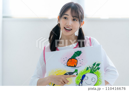 紙芝居をする保育士さん 紙芝居をする保育士さん 110416676