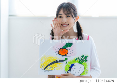 紙芝居をする保育士さん 110416679