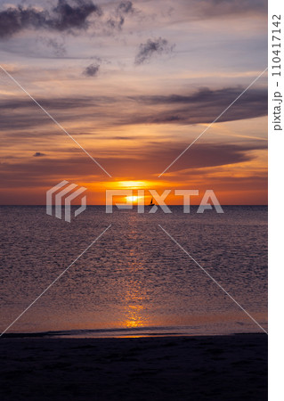 パラダイスアイランドの夕焼け パラダイスアイランドの夕焼け 110417142