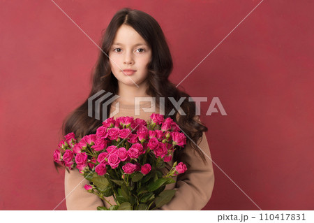 Beautiful girl with a bouquet of small pink roses 110417831