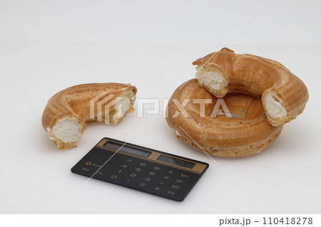 Cake ring with cottage cheese cream on a white background. Weight loss, diet and weight control. Healthy food. The concept of a healthy lifestyle. Weight control. Cake ring with cottage cheese cream on a white background. Weight loss, diet and weight control. Healthy food. The concept of a healthy lifestyle. Weight control. 110418278
