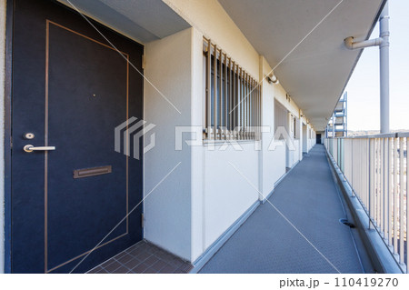 日本のアパートの部屋の扉と長い通路 110419270