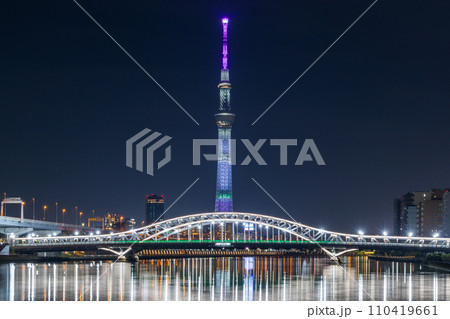 「東京都」ライトアップした東京スカイツリーと白髭橋・夜景 110419661