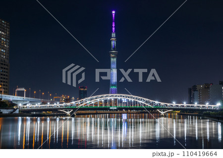「東京都」ライトアップした東京スカイツリーと白髭橋・夜景 110419664