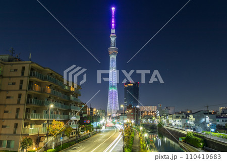 「東京都」ライトアップの東京スカイツリー 夜景 「東京都」ライトアップの東京スカイツリー 夜景 110419683