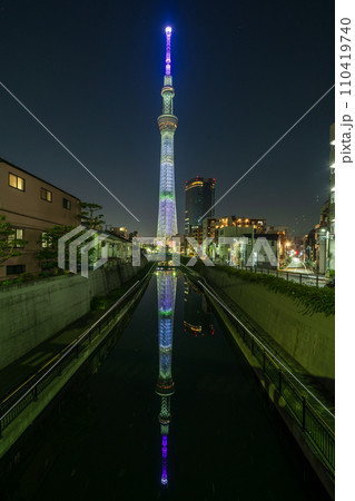 「東京都」十間橋から眺めるライトアップの東京スカイツリー　夜景 110419740