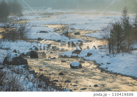【夜明け】金色に輝く水面【白馬大橋より撮影】 110419886