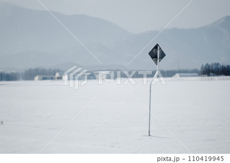 未除雪の道 110419945