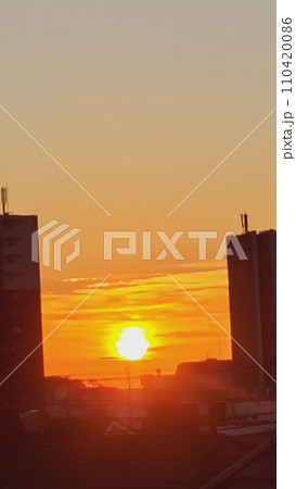 ビルの谷間の朝日 ビルの谷間の朝日 110420086