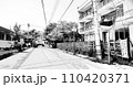 学校沿いの路地 110420371