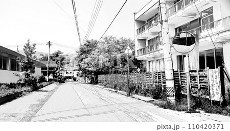 学校沿いの路地 学校沿いの路地 110420371