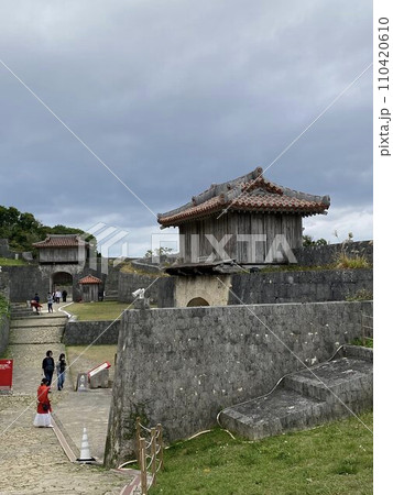 首里城の石垣、職員、見学者、右側に久慶門、奥に歓會門、寒水川樋川の付近で撮影、2023年12月上旬 首里城の石垣、職員、見学者、右側に久慶門、奥に歓會門、寒水川樋川の付近で撮影、2023年12月上旬 110420610