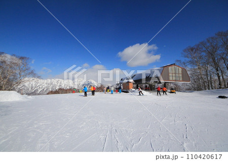 快晴の戸隠スキー場にて（日本 長野県長野市戸隠） 110420617