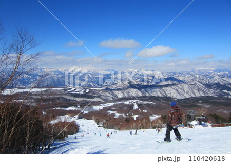 快晴の空の下、ハンターマウンテン塩原のゲレンデと山々を望む(日本 栃木県那須塩原市) 快晴の空の下、ハンターマウンテン塩原のゲレンデと山々を望む(日本 栃木県那須塩原市) 110420618
