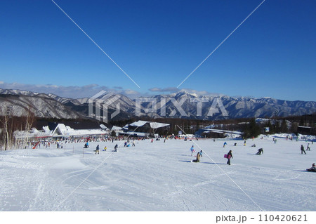 快晴の空の下、ハンターマウンテン塩原のゲレンデと山々を望む(日本 栃木県那須塩原市) 快晴の空の下、ハンターマウンテン塩原のゲレンデと山々を望む(日本 栃木県那須塩原市) 110420621