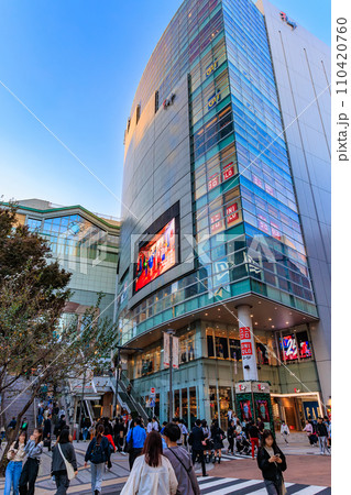 東京 新宿区 JR新宿駅 東南口広場付近の都市風景 東京 新宿区 JR新宿駅 東南口広場付近の都市風景 110420760