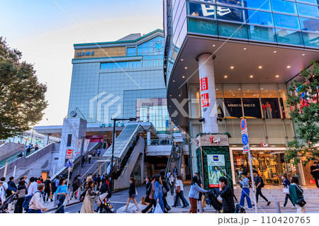 東京　新宿区　JR新宿駅 東南口広場付近の都市風景 110420765