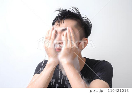 洗顔をする男性 AI生成 洗顔をする男性 AI生成 110421018