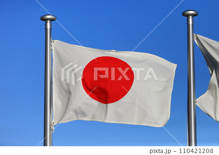 風にたなびく日の丸の旗 110421208