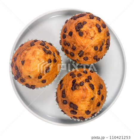 Muffins with chocolate chips on a ceramic plate Muffins with chocolate chips on a ceramic plate 110421253