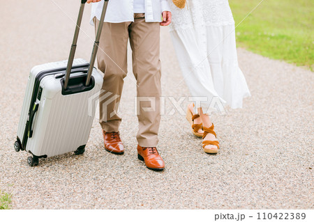 スーツケースを持つ夫婦・新婚旅行 スーツケースを持つ夫婦・新婚旅行 110422389