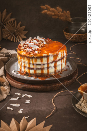 Delicious caramel cake 110423003
