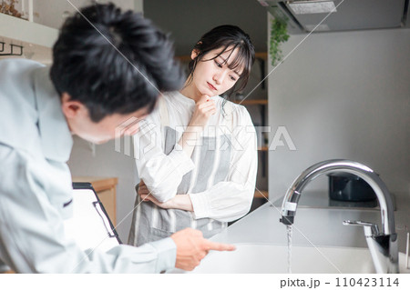 水道屋・設備屋から水道トラブル・故障・漏水・凍結・水漏れなどの説明を受ける主婦の女性(困る) 水道屋・設備屋から水道トラブル・故障・漏水・凍結・水漏れなどの説明を受ける主婦の女性(困る) 110423114