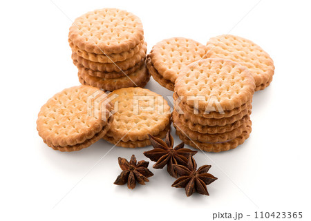 Sandwich biscuits with vanilla filling 110423365